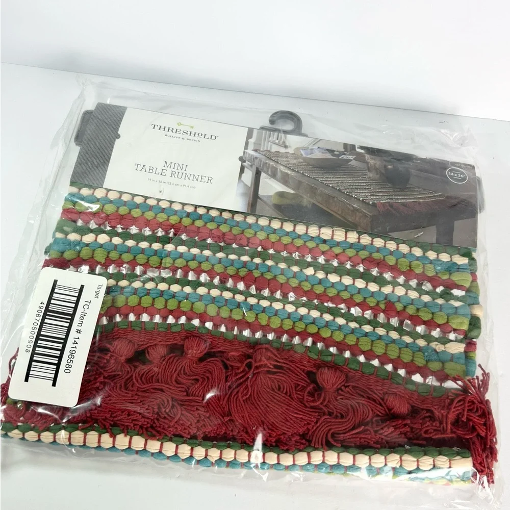 NWT‎ Threshold table runner chunky with tassels metallic accent